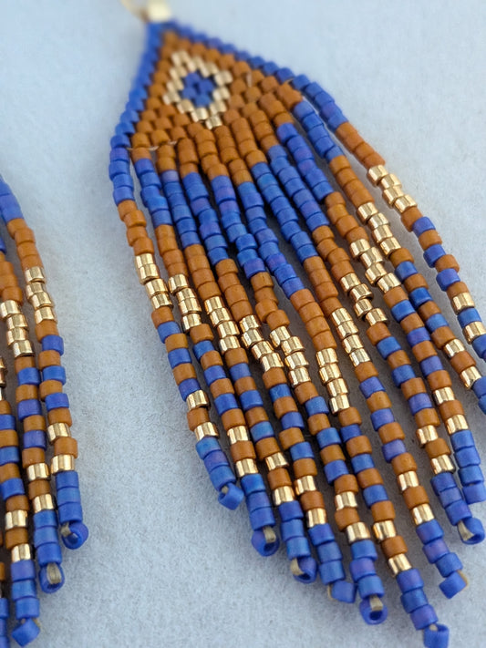 Frynser øreringe i Miyuki-perler – Håndlavet smykke med farver og bevægelse