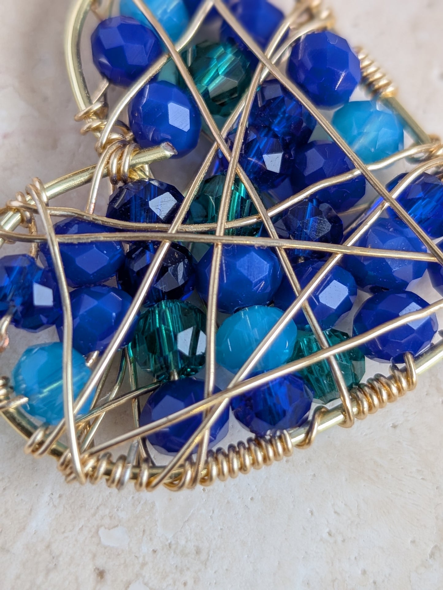 Drømmefanger hjerteøreringe – Håndlavede øreringe med glasperler og spirituel charme