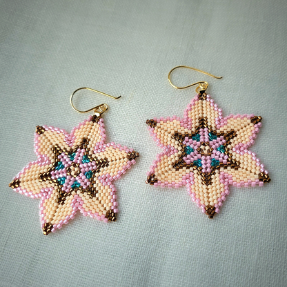 Håndlavede Fresia øreringe i romantisk stil med perler i bløde farver – vævet med Miyuki-perler og elegant finish

