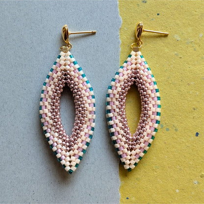 Blade øreringe – håndlavet elegance i perler