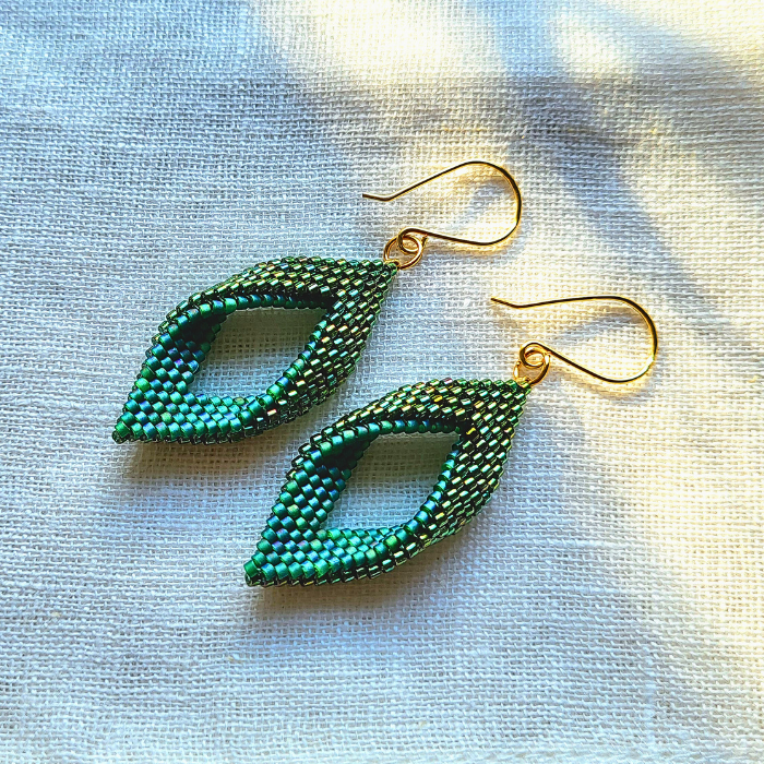 Håndlavede øreringe i bladform med 3D-effekt – smaragdgrøn vævet med Miyuki-perler i modellen Vida