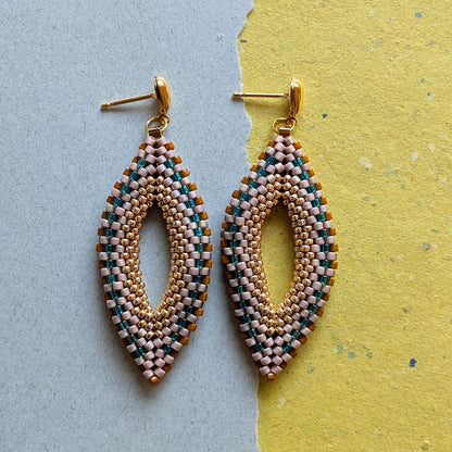 Blade øreringe – håndlavet elegance i perler