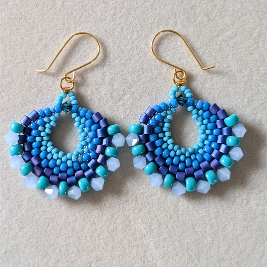 Luna øreringe – Elegant håndlavet design med et mix af perler