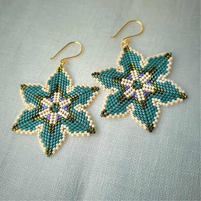 Håndlavede Fresia øreringe i romantisk stil med perler i smaragdgønne nuancer – vævet med Miyuki-perler og elegant finish
