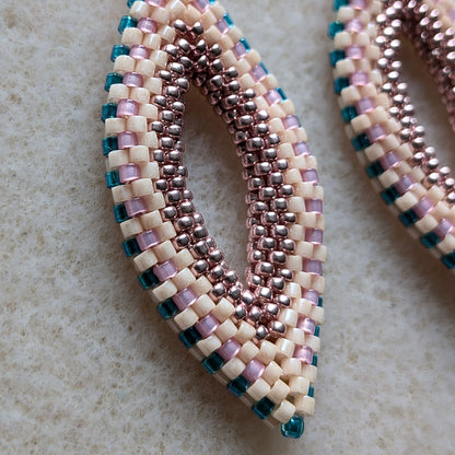 Blade øreringe – håndlavet elegance i perler
