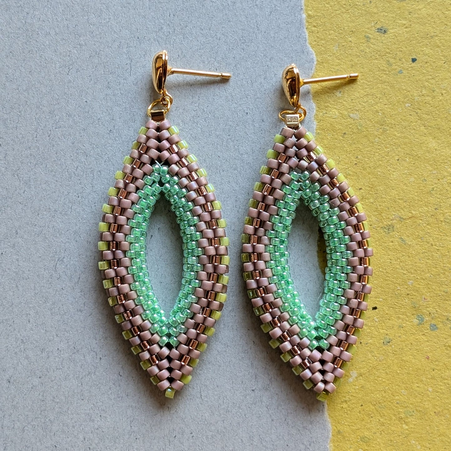 Blade øreringe – håndlavet elegance i perler