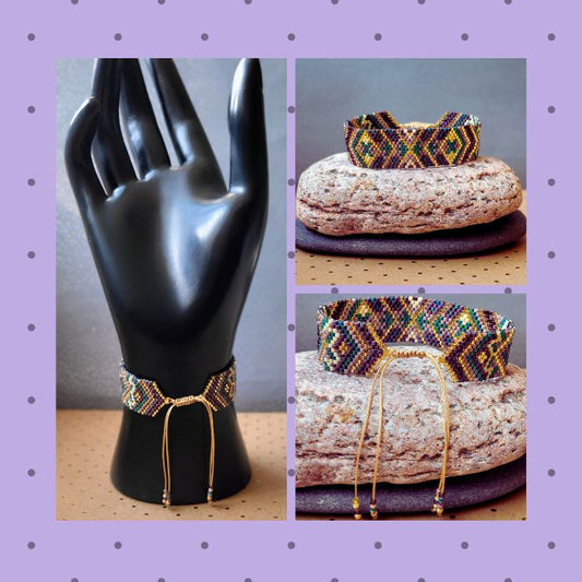 Bred armbånd håndvævet med farverige Miyuki-perler i bordeau, lilla og gyldne nuancer – et detaljeret og livligt design med sydamerikansk inspiration