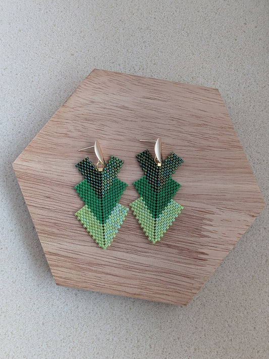 Victoria øreringe – Statement-øreringe i V-form med farverige Miyuki-perler