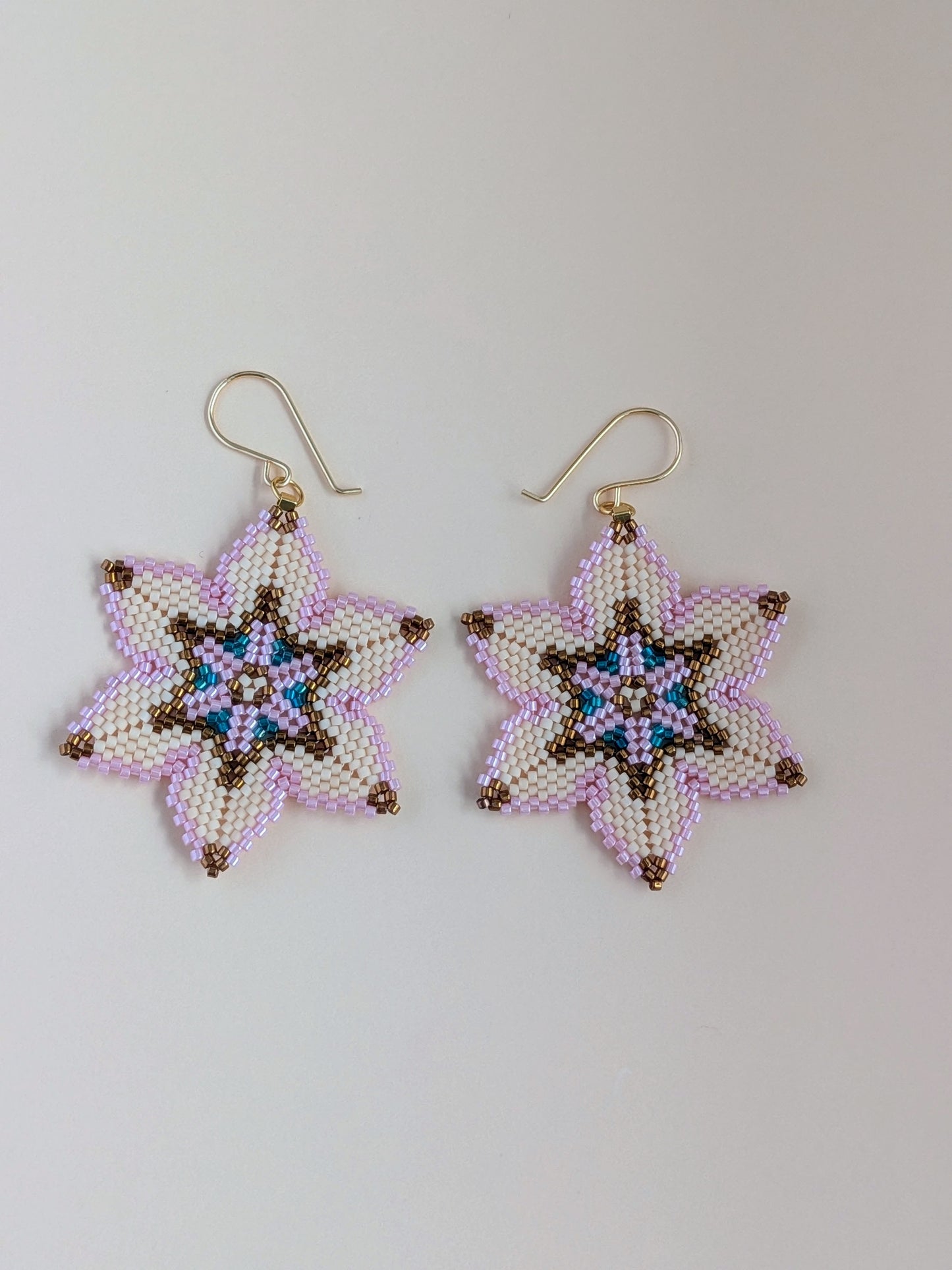 Blomsterinspirerede håndlavede øreringe med Miyuki-perler – Fresia