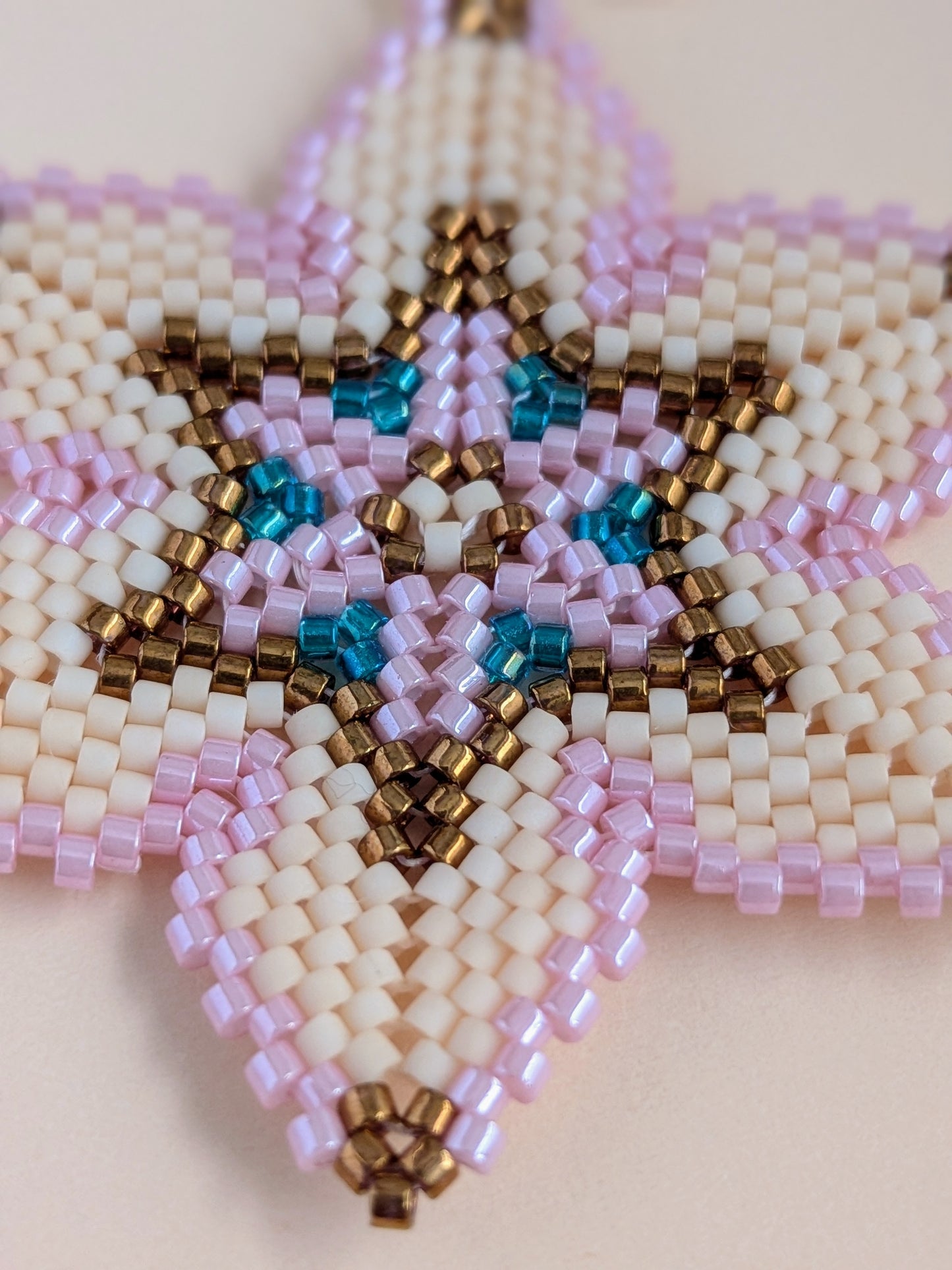 Blomsterinspirerede håndlavede øreringe med Miyuki-perler – Fresia