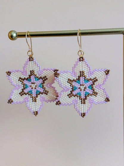 Blomsterinspirerede håndlavede øreringe med Miyuki-perler – Fresia