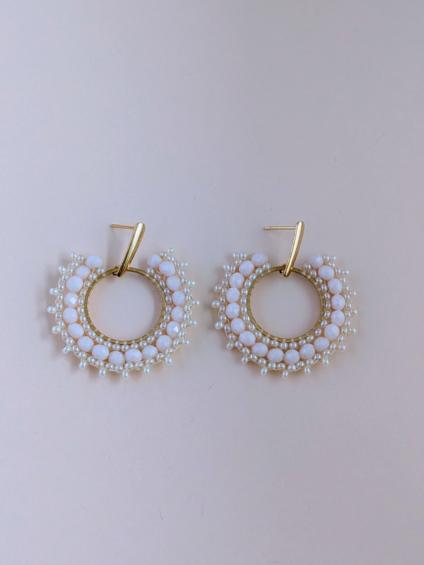 Bella – Håndlavede øreringe med perler i et enkelt og elegant design
