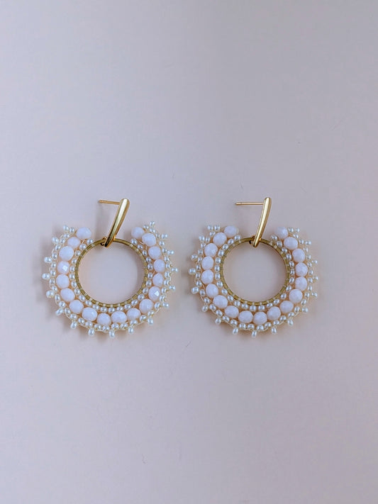 Bella øreringe – Perler og elegance