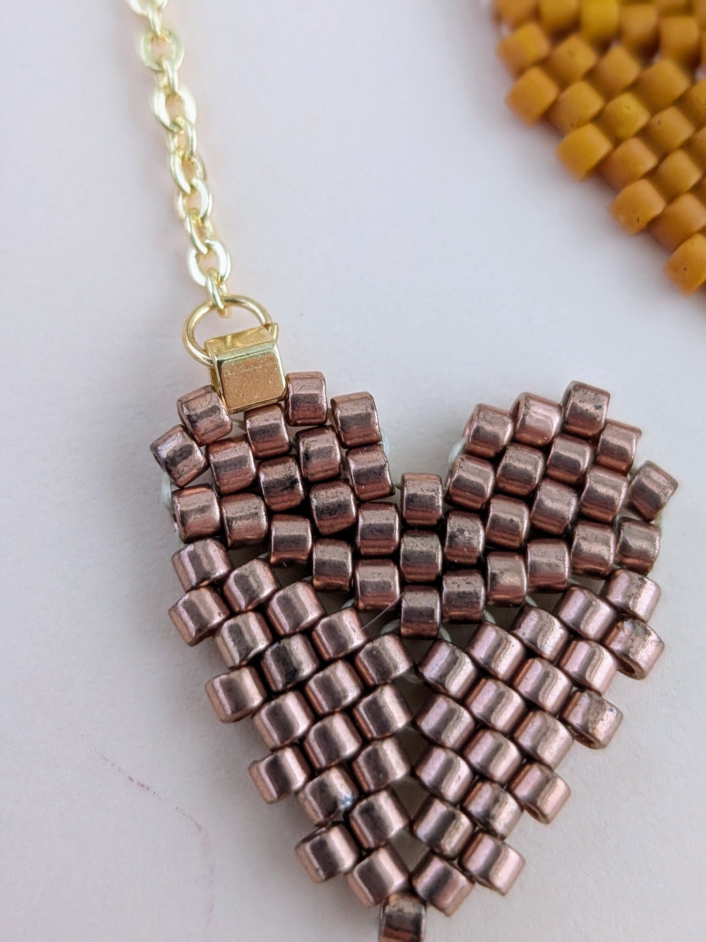 Amor øreringe – Hjerteformede Miyuki-øreringe i bevægelse