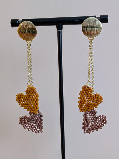 Amor øreringe – Hjerteformede Miyuki-øreringe i bevægelse