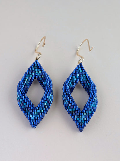 Farverige håndlavede øreringe i bladform med Miyuki perler – Vida