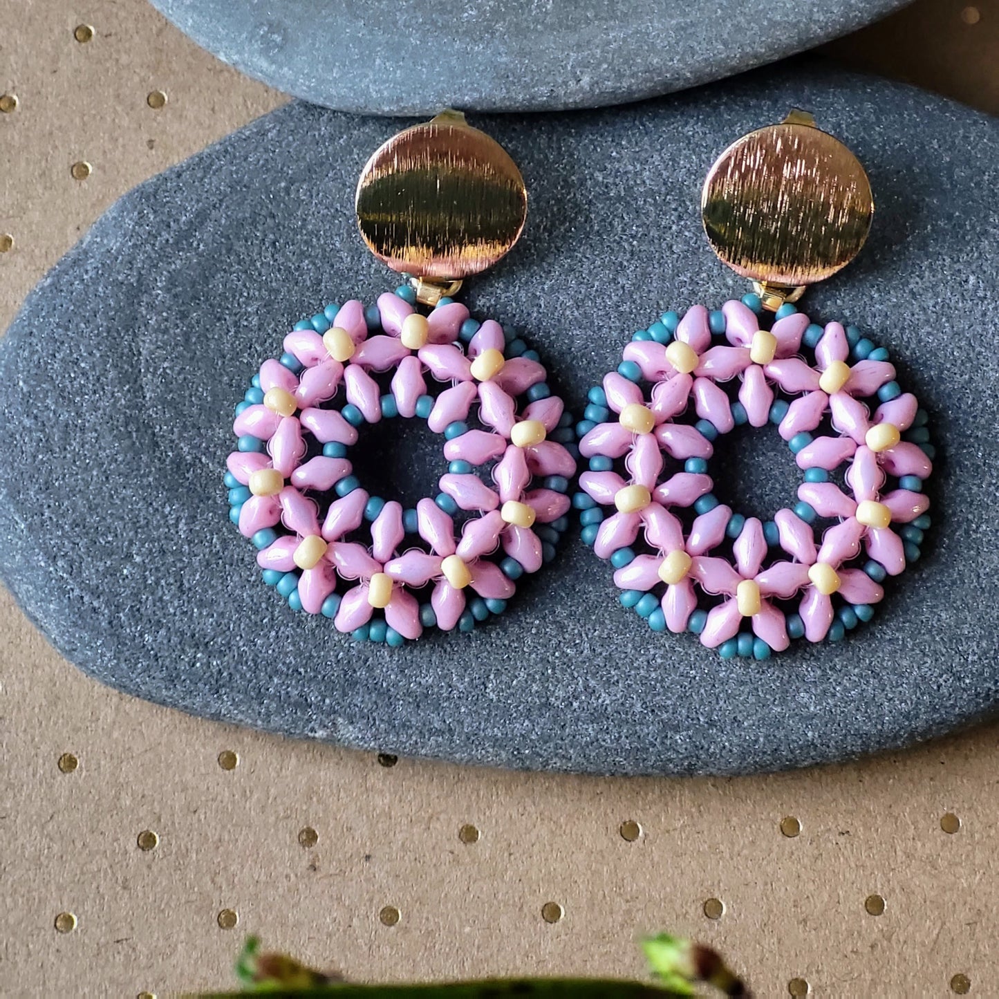 Flora øreringe – Blomsterinspirerede øreringe med Matubo og Miyuki-perler